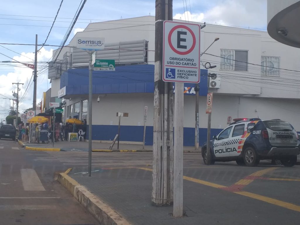 Sinop: População se aglomera em frente a lotéricas e agências bancárias para sacar auxílio emergencial Sinop: População se aglomera em frente a lotéricas e agências bancárias para sacar auxílio emergencial