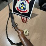 em-divinopolis,-homem-e-preso-apos-manter-ex-companheira-sob-ameaca-com-espingarda